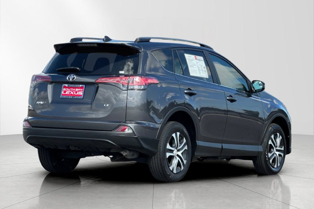 Used 2017 Toyota RAV4 LE FWD image 6