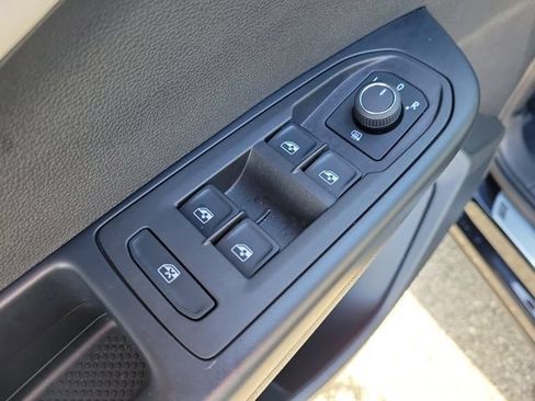 Used 2025 Volkswagen Taos SE FWD image 14