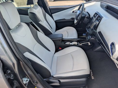 Used 2016 Toyota Prius Three Touring w/ Preferred Accessory Package image 8