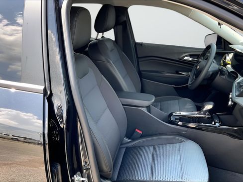 Used 2025 Chevrolet Trax LT FWD image 29