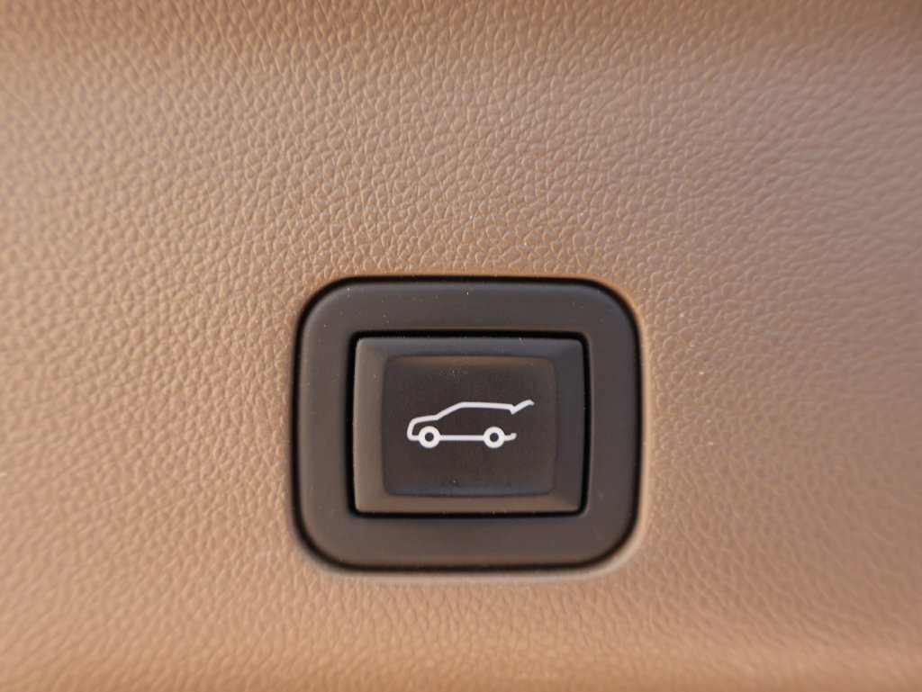 Certified 2023 GMC Yukon Denali w/ Denali Reserve Package AWD/4WD image 9