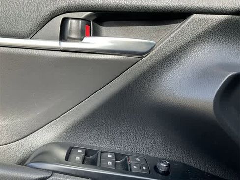 Used 2020 Toyota Camry SE image 14