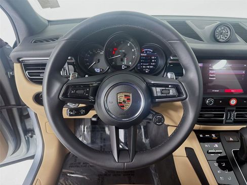 Certified 2025 Porsche Macan image 12