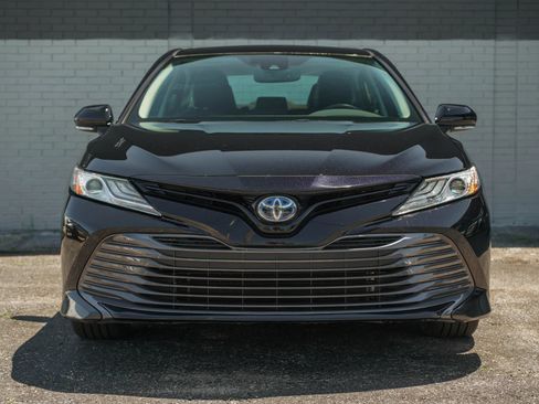 Used 2019 Toyota Camry XLE FWD image 2
