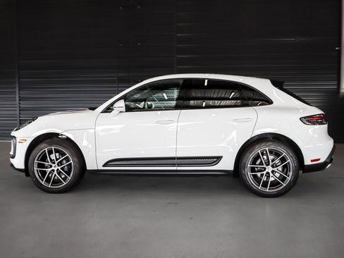 Used 2025 Porsche Macan image 2