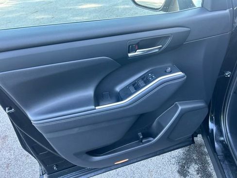 Used 2022 Toyota Highlander XLE AWD/4WD image 16
