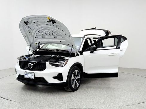 Certified 2024 Volvo XC40 B5 Core image 9
