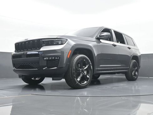 Used 2025 Jeep Grand Cherokee L Limited w/ Black Appearance Package image 25