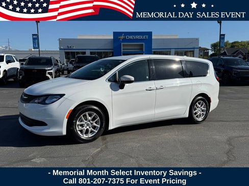 Used 2023 Chrysler Voyager LX FWD image 1