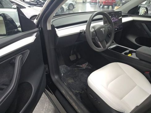 Used 2024 Tesla Model Y Long Range AWD/4WD image 29