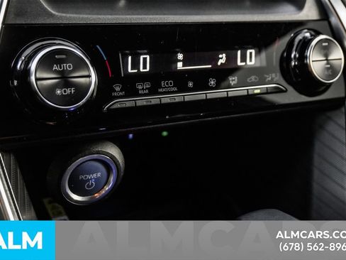 Used 2022 Toyota Venza XLE image 36