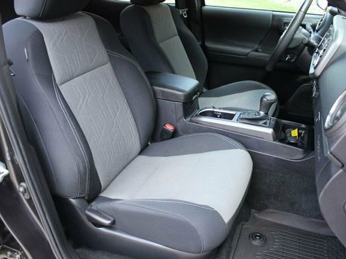 Used 2022 Toyota Tacoma TRD Sport AWD/4WD image 19