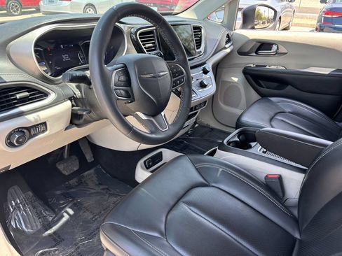 Used 2023 Chrysler Pacifica Touring-L FWD image 17
