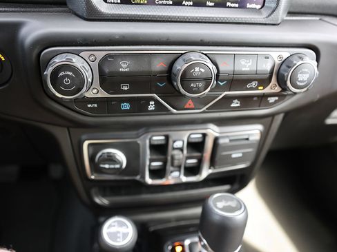 Used 2023 Jeep Wrangler Unlimited Sahara AWD/4WD image 28