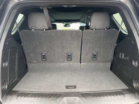 Used 2023 GMC Yukon SLT w/ SLT Luxury Package image 17