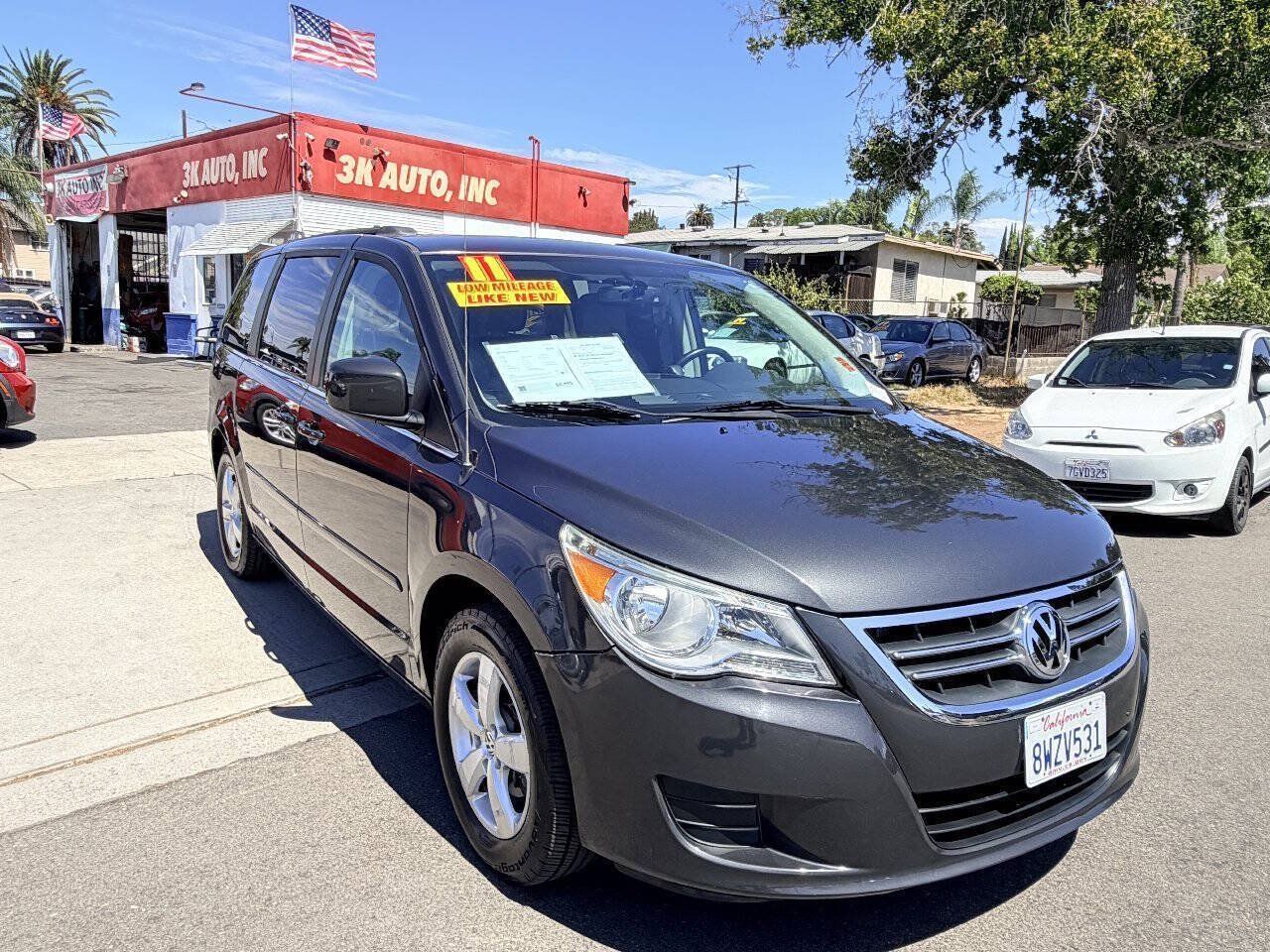 Used 2011 Volkswagen Routan SE FWD image 2