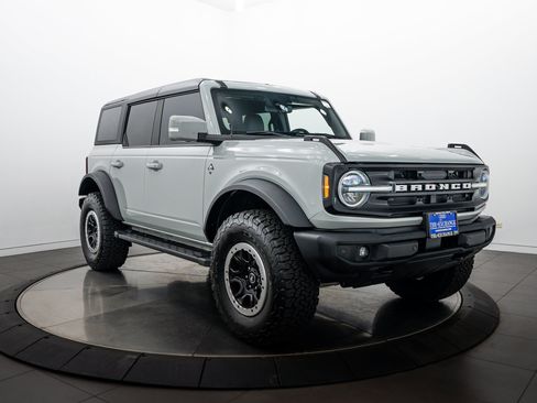 Used 2022 Ford Bronco Outer Banks w/ Sasquatch Package AWD/4WD image 2