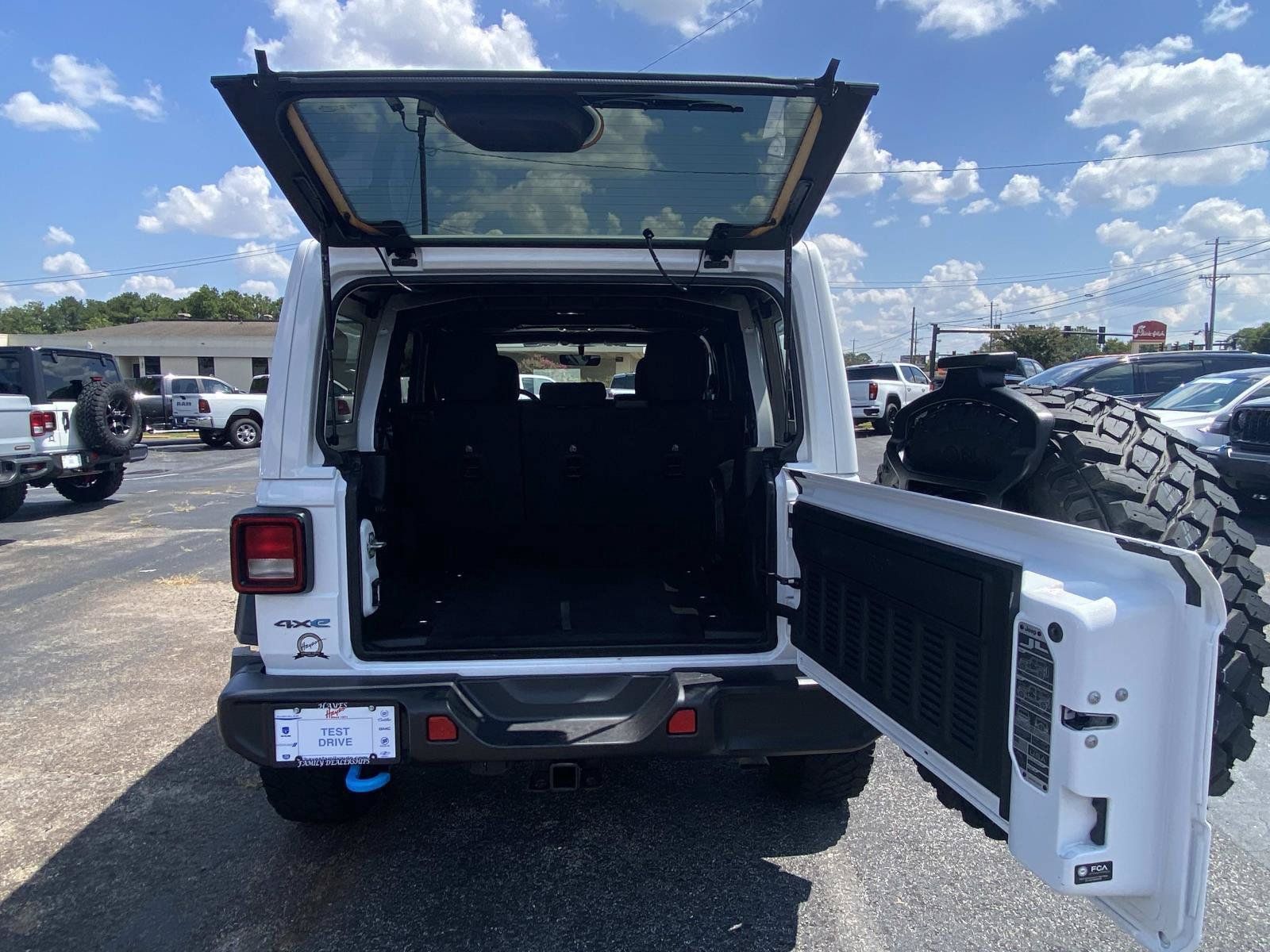 Used 2023 Jeep Wrangler Unlimited w/ Sun & Screen Package AWD/4WD image 6