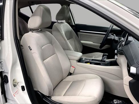 Used 2019 Nissan Altima 2.5 SV FWD image 8