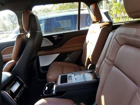 Certified 2023 Lincoln Aviator Reserve w/ Equipment Group 201A image 11