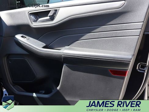 Used 2022 Ford Escape SE w/ SE Sport Appearance Package image 8