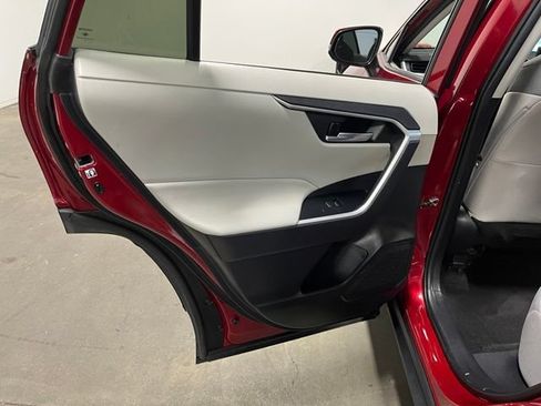 Used 2020 Toyota RAV4 XLE w/ Convenience Package FWD image 18