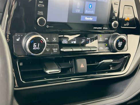 Used 2022 Toyota Highlander XLE image 15