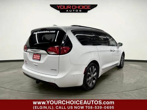Used 2017 Chrysler Pacifica Limited FWD image 5
