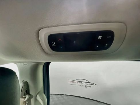 Used 2019 Chrysler Pacifica Touring-L FWD image 25
