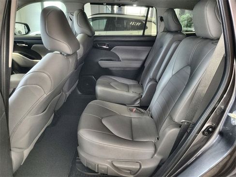 Used 2021 Toyota Highlander XLE image 23