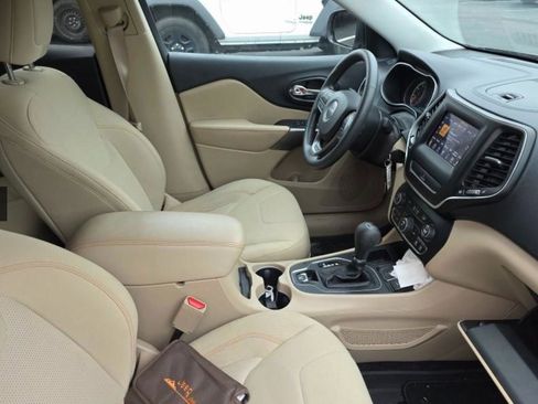 Used 2019 Jeep Cherokee Latitude w/ Popular Appearance Group image 9