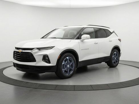 Used 2025 Chevrolet Blazer LT FWD image 3