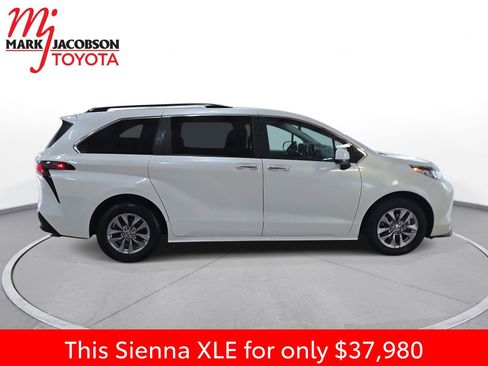 Used 2024 Toyota Sienna XLE image 7