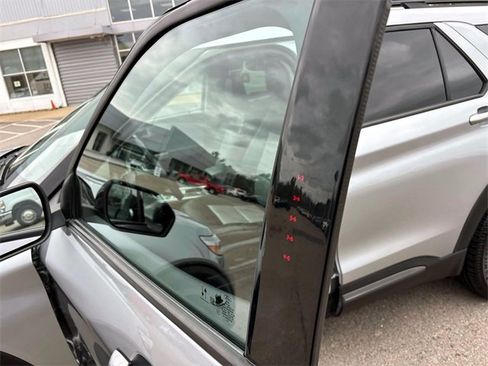 Used 2022 Ford Explorer XLT w/ Equipment Group 202A image 8