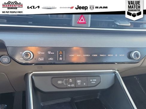 Used 2025 Kia Carnival EX FWD image 17