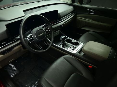 Certified 2025 Kia Carnival EX image 17