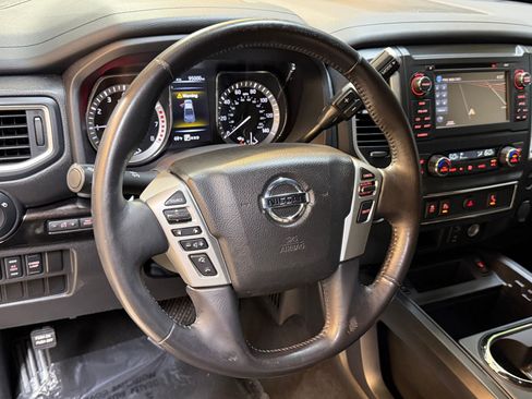 Used 2018 Nissan Titan SV w/ SV Convenience Package image 15