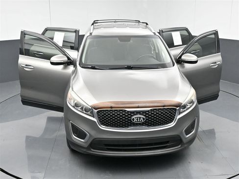 Used 2017 Kia Sorento LX w/ LX Convenience Package FWD image 38
