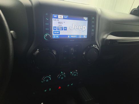 Used 2012 Jeep Wrangler Unlimited Sahara AWD/4WD image 21