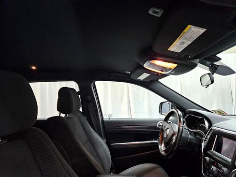 Used 2018 Jeep Grand Cherokee Laredo image 27