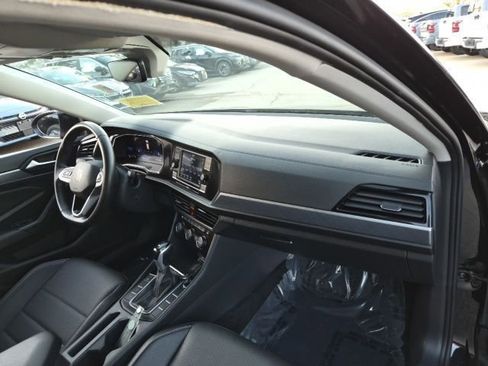 Used 2024 Volkswagen Jetta SE image 11