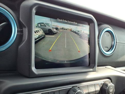 Used 2023 Jeep Wrangler Unlimited Sahara w/ Cold Weather Group image 15