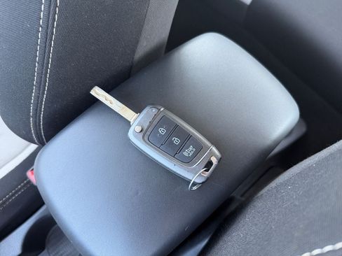 Used 2022 Hyundai Venue SEL FWD image 31