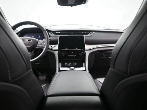 Used 2024 Jeep Grand Cherokee Limited image 24