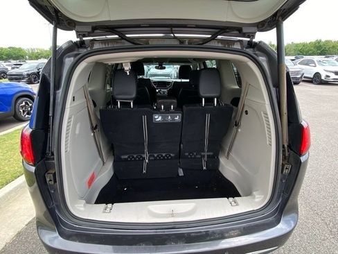 Used 2020 Chrysler Pacifica Touring-L FWD image 9