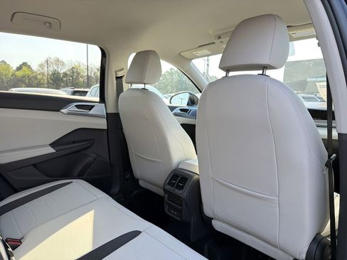 New 2026 Volkswagen Taos SE FWD image 17