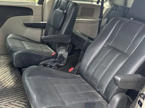 Used 2012 Chrysler Town & Country Touring-L w/ Trailer Tow Group FWD image 13