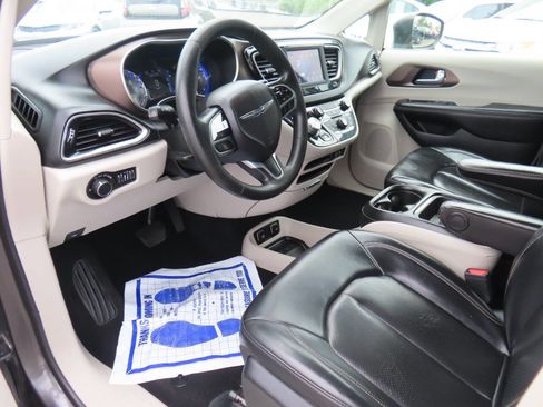 Used 2020 Chrysler Voyager Lxi FWD image 11
