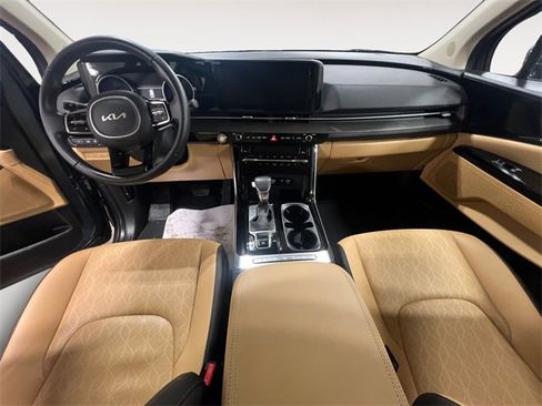 Used 2024 Kia Carnival EX image 10
