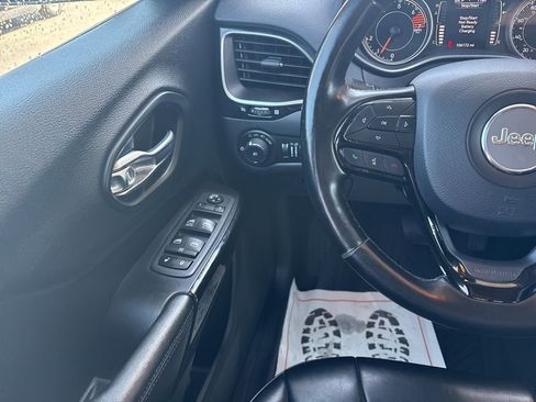 Used 2020 Jeep Cherokee Latitude Plus image 25